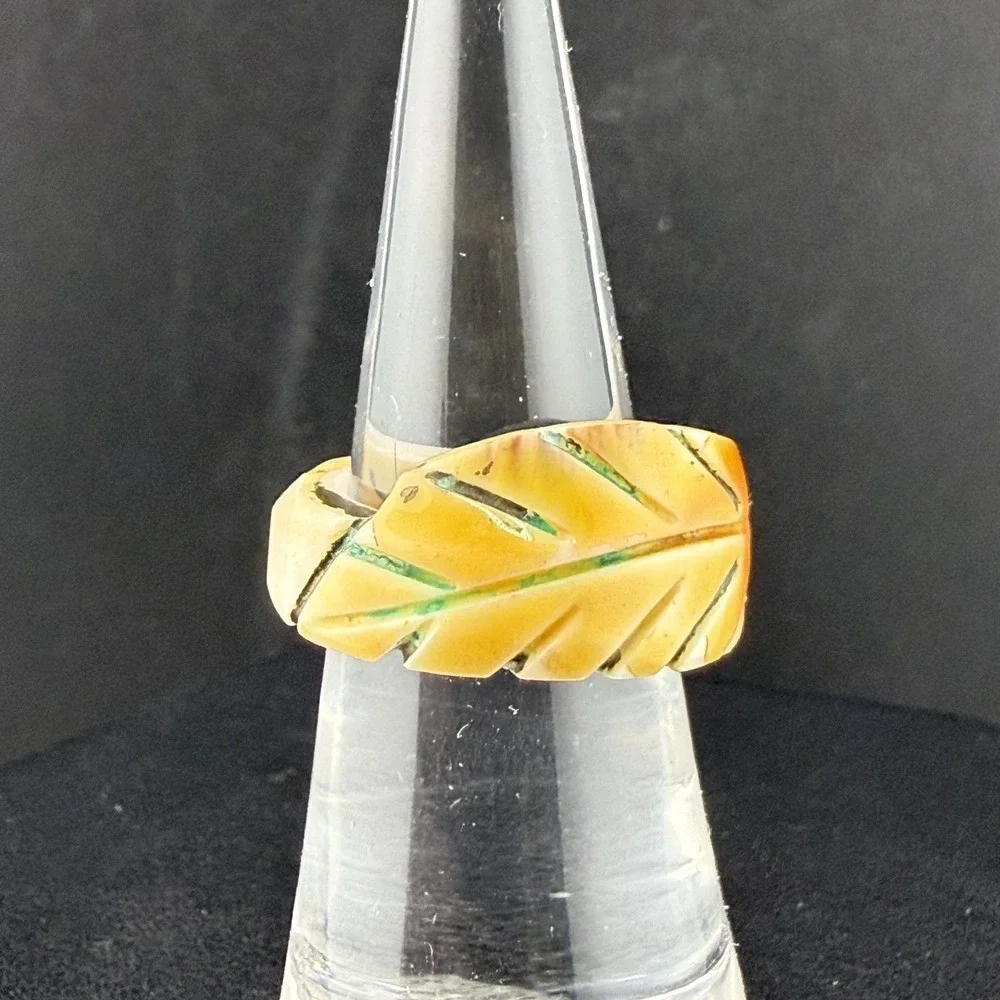 Vintage Carved‎ Shell Leaf Ring Size 5